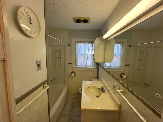 Photo - 809 Nutwood St