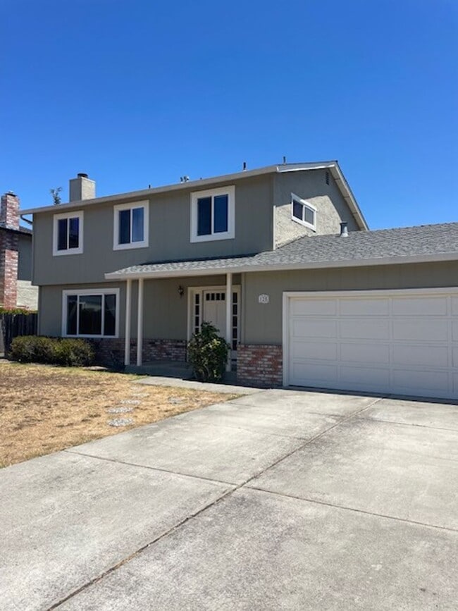 Building Photo - Four bedroom two and half bath on the uppe... Rental