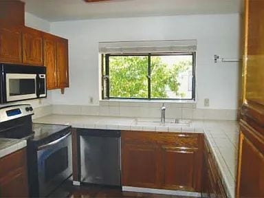 Photo - Welcome home to this bright, spacious, top-floor unit in a highly desirable community Unidad Apt 330