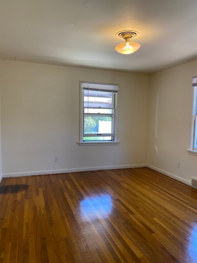 Photo - 2 WEEKS FREE WITH SIGNED LEASE Dog Friendl...