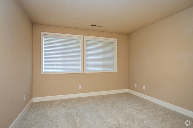 2BR, 2BA - 950SF
