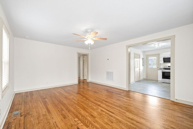 Building Photo - Renovated 3 Bedroom Home For Rent Near Downtown Clarksville