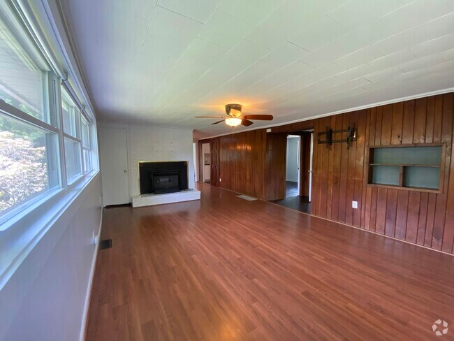 Building Photo - 206 Summer St Rental
