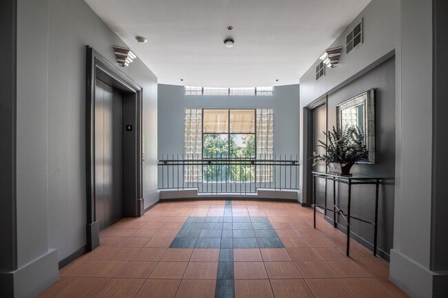 Photo - 97 E Saint James St Unidad 47