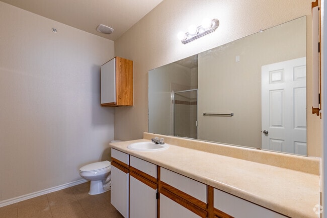 2BR, 2BA - 988 SF
