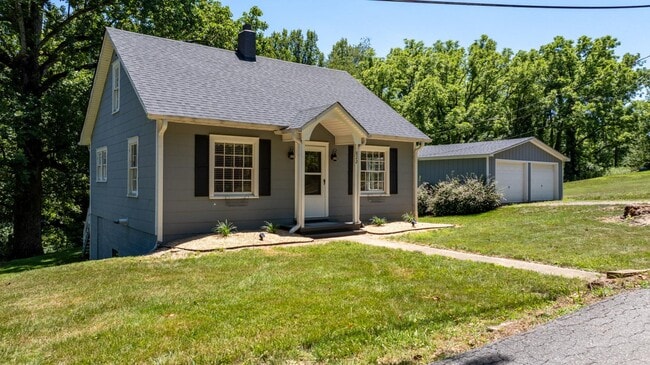 Photo - 822 Cardinal Pl SW