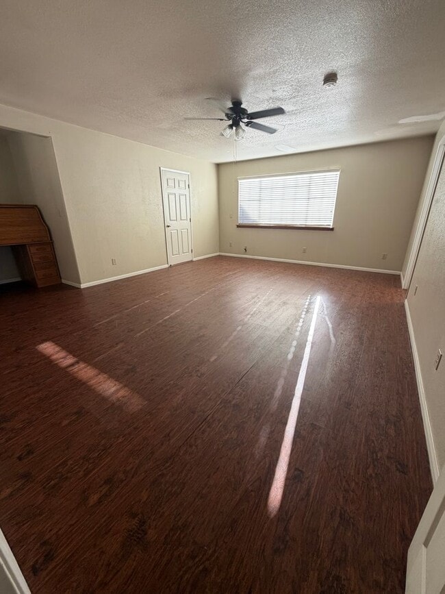 Photo - Spacious single family home in McFarland- Schedule your tour now!