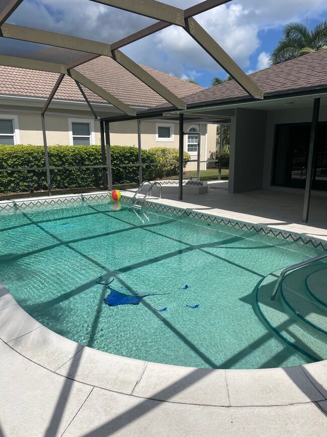 2584 Longboat Dr