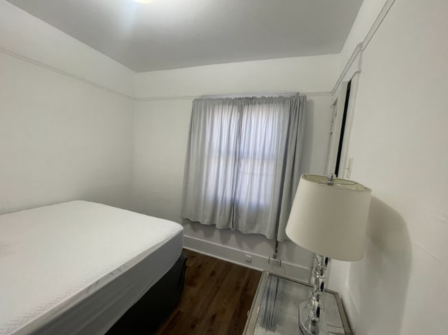 Photo - 1625 W 55th St Unidad 1/2