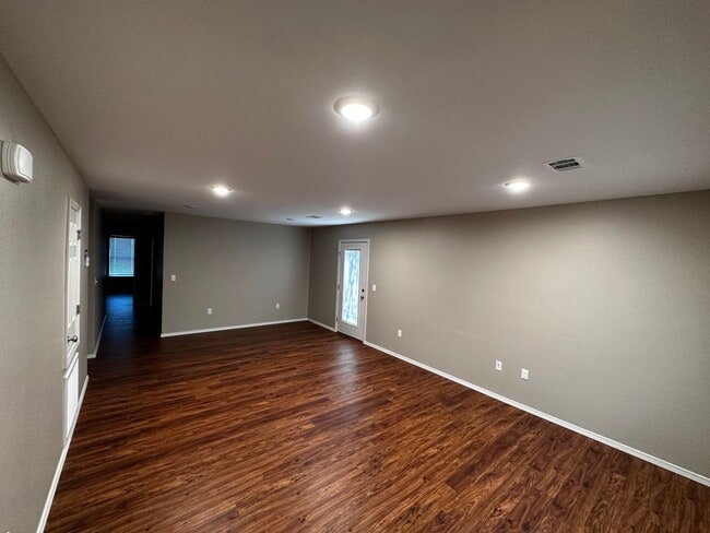 Photo - **REQUIRE 24-HOUR NOTICE BEFORE SHOWING, A...