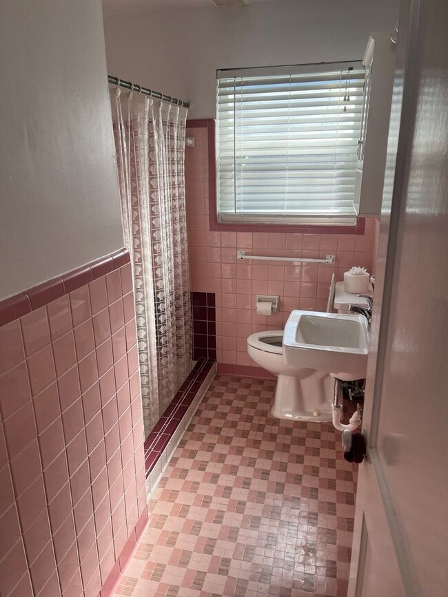 Photo - 4 bedrooms and 3 baths near UF campus