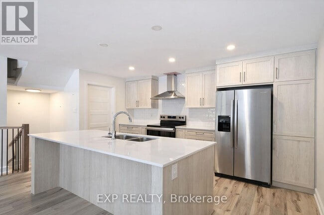 Photo - 331 Voyageur Pl