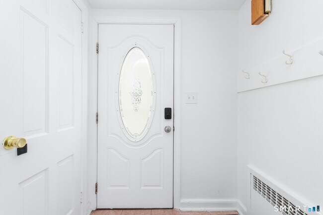 Photo - 783 Quaker Ln S