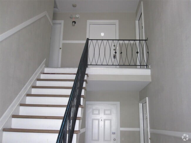 Building Photo - 56 Kenwood Dr Unit 7 Rental