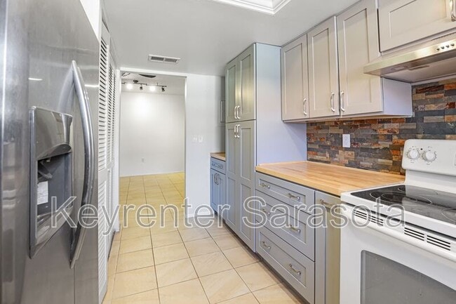 Photo - 1403 56th St W