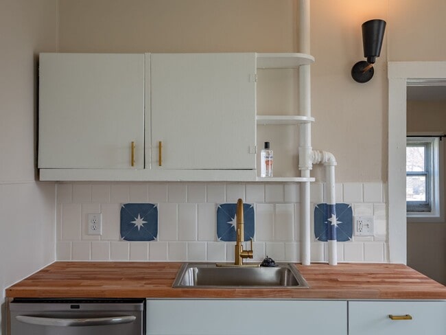 Photo - Daffodil Unit Upper