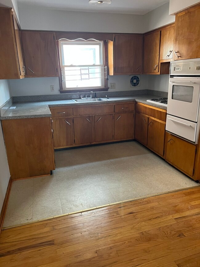 Photo - 139 Grove St Unit 2-R