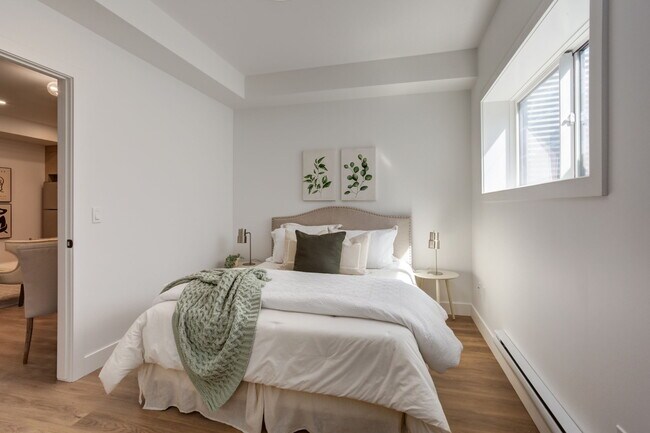 Photo - 2825-2817 17 St SW