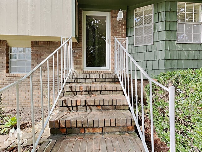 Building Photo - 2624 Garry St