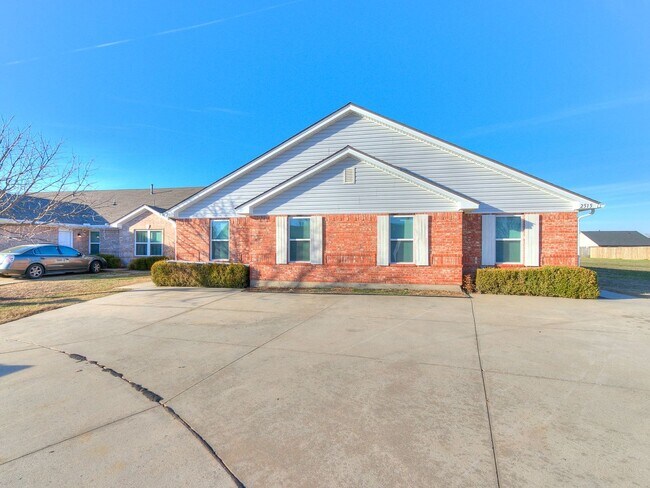 Photo - Mountaineer Investments - Leeds Lane Duplex Unit 2515 Leeds Lane