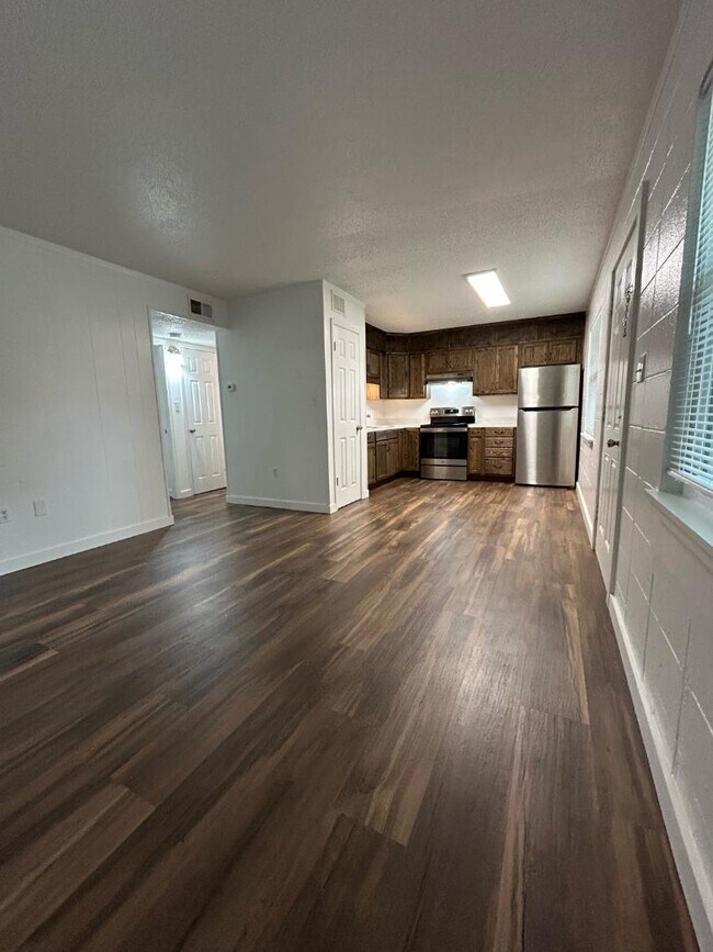 Photo - 406 Corvet St