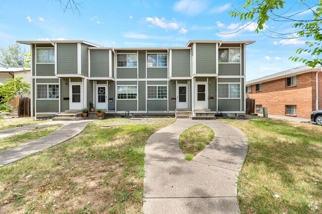 Building Photo - 2 Bedroom Townhome - Spacious!