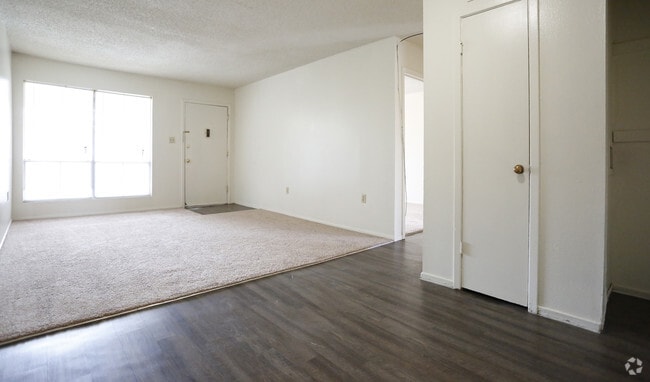 2BR/1BA -825SF - Scarlet Oak