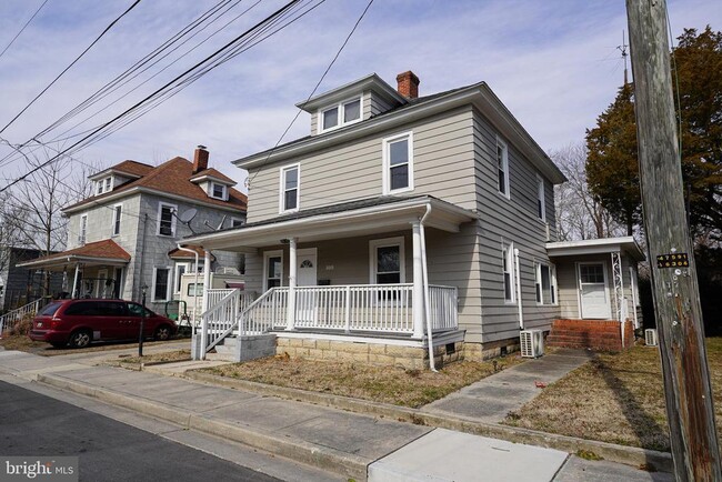 Photo - 305 E Pine St