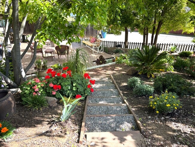 Escalones del jardín - 1340 Hospital Rd Unidad B