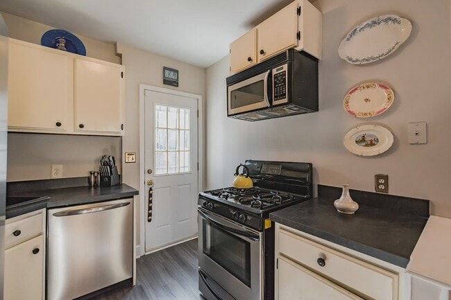 Photo - 2214 Pemberton St
