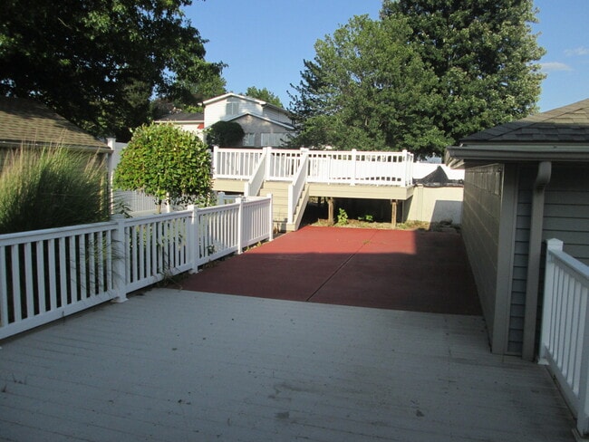 Photo - 853 Lawrence Ave