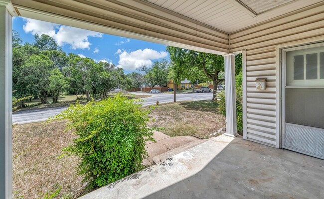 Photo - Spacious 3 Bed - 1 Bath House Near Downtown