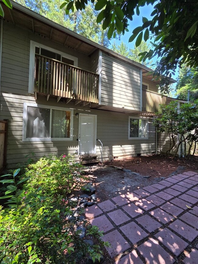 Building Photo - Large, Open Concept Gig Harbor Three Bedroom. Available Now!