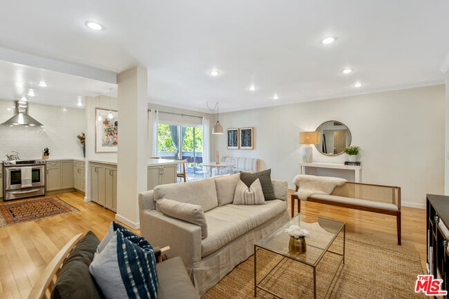 Building Photo - 8550 Holloway Dr Unit 307