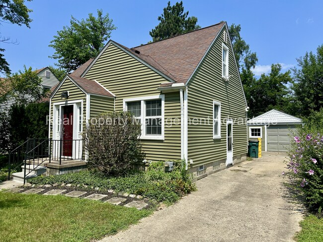 Photo - 1596 Albany St