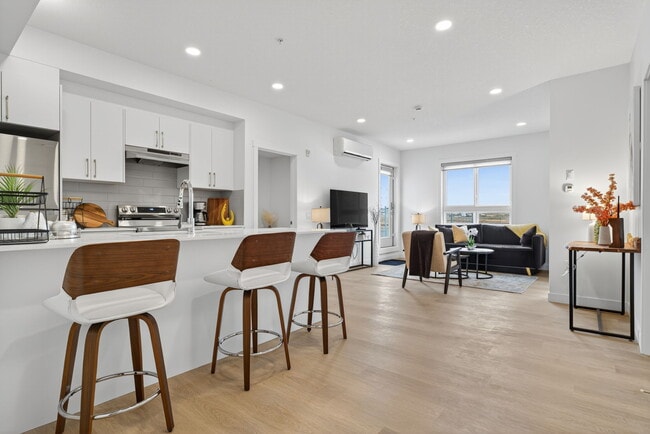 Photo - 2910 66 St SW