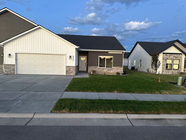 Building Photo - BEAUTIFUL 3 Bed 2 Bath Twin home in Sugar city!