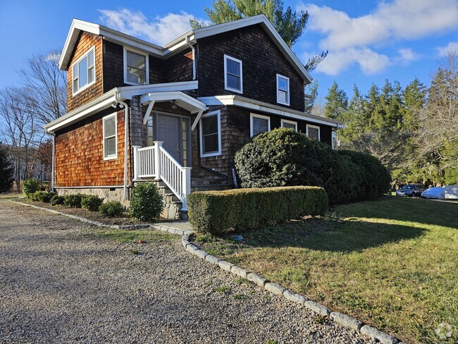 Building Photo - 266 Newtown Turnpike Rental