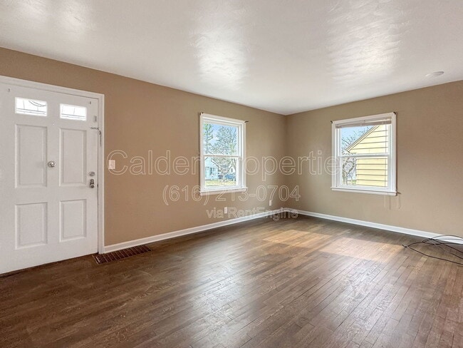 Photo - 1039 Kentwood Dr NE