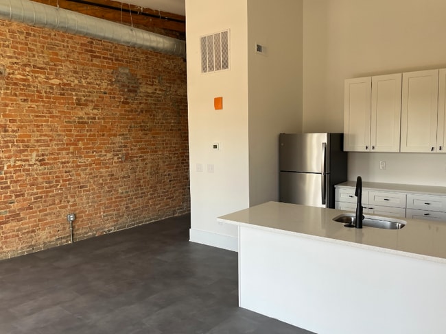 Photo - 145-151 E Main St Unidad 145-300