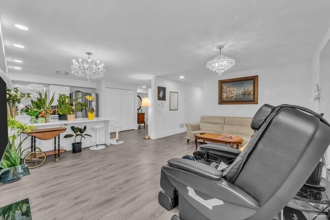 Photo - 2585 Westhill Way