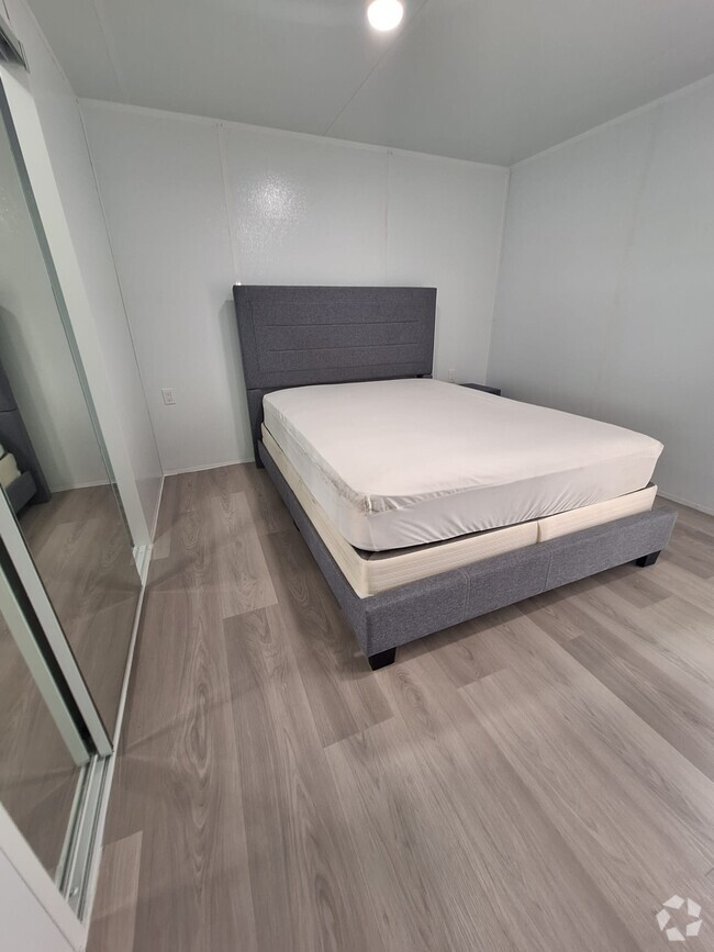 Building Photo - 13241 SW 27th St Unit Beautiful efficiency Rental