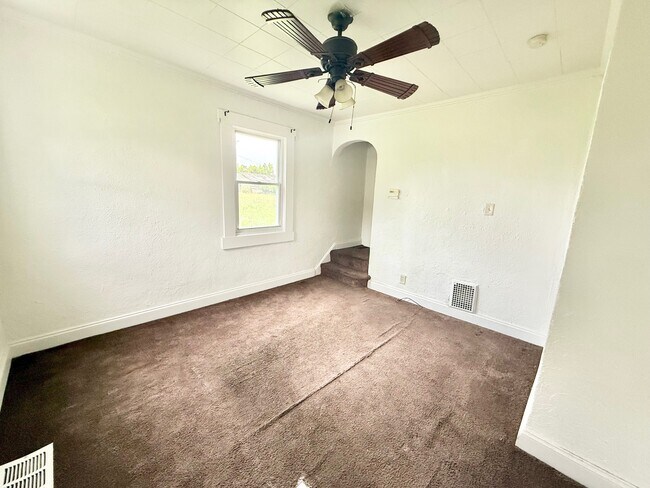 Photo - 877 Vankirk St
