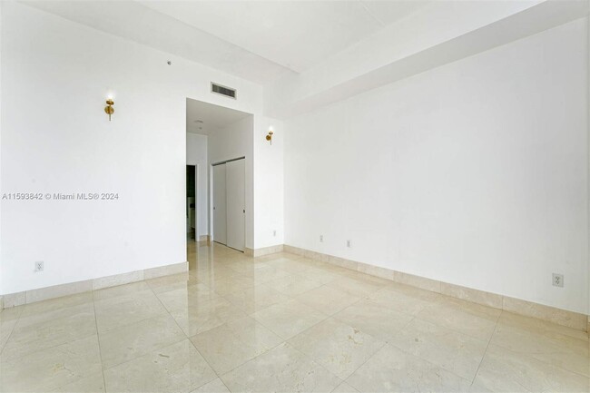 Photo - 2001 Meridian Ave Condo Unit 516