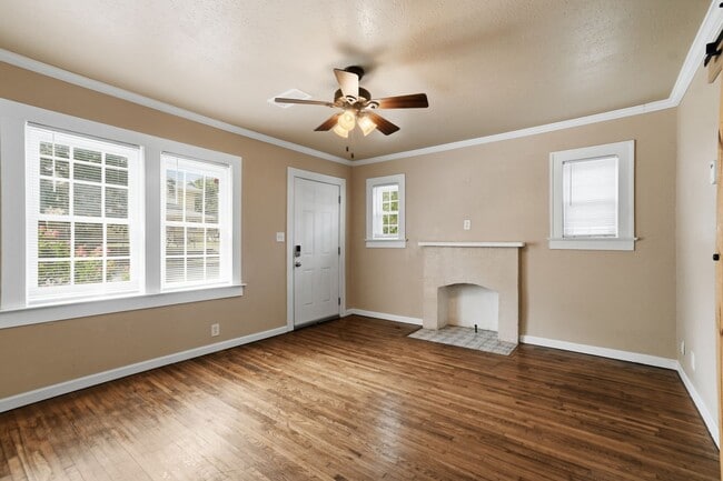Photo - 1633 E 8th St Unit 1633