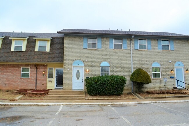Building Photo - Remodeled 3 bed 1.5 bath Town home in Shaw...