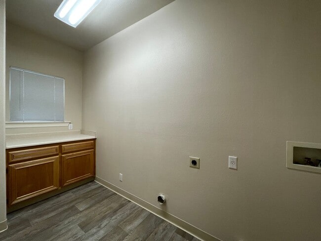 Photo - 2 Bed 2 Full Bath Townhome Style Apartment w/Attached Garage Unit 1905