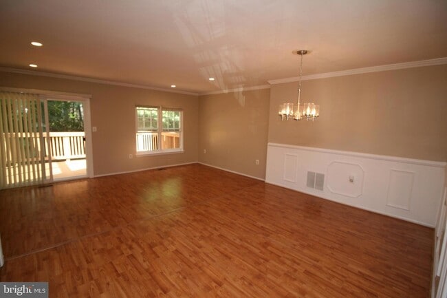 Photo - 512 Suffield Dr