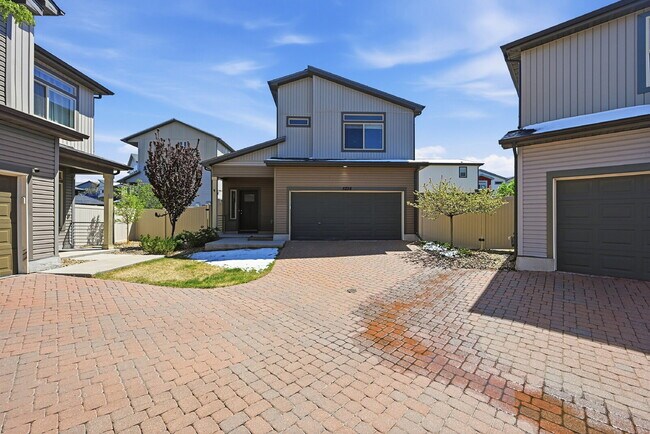Building Photo - $2,245.95, 2 bed, 2.5 bath located in Denver with a fenced yard.
