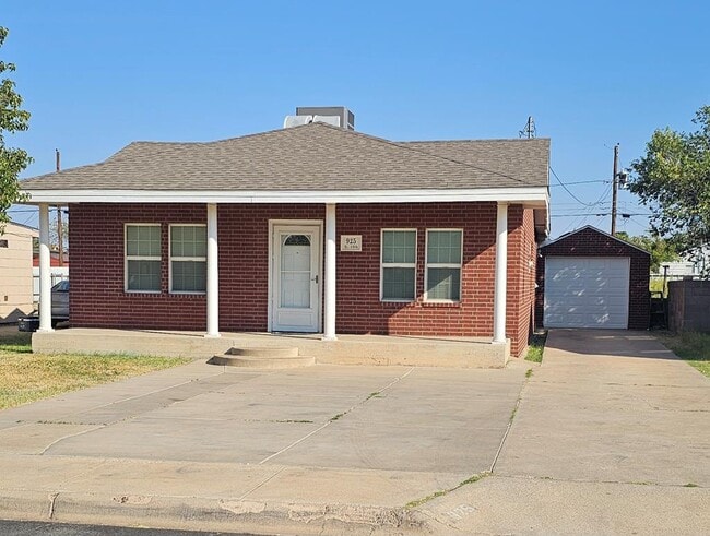 Building Photo - 925 E 13th St Rental